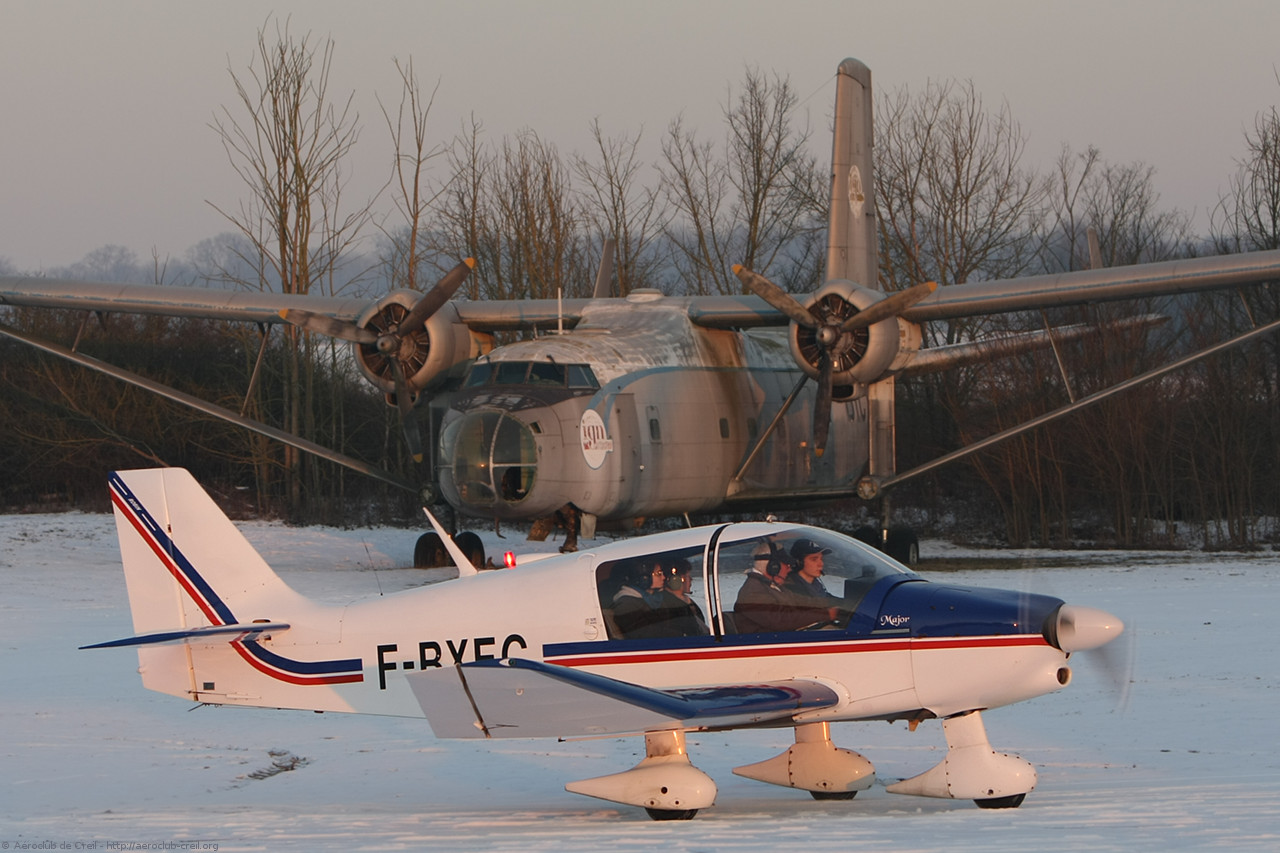 Robin DR 400-140 "Major" F-BXEC devant le Hurel-Dubois HD-34 F-BICV
