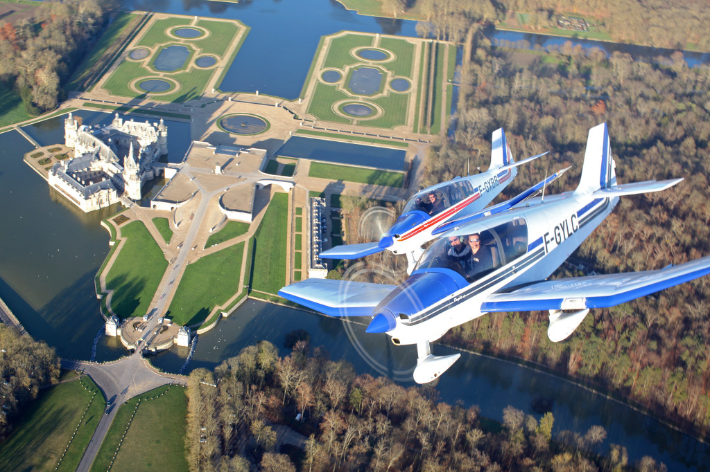 2 Avions du Club au-dessus du Château de Chantilly (c) Jean-Marie Urlacher-Info Pilote-